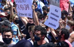 Covid-19: Argentines defy lockdown and stage protests nationwide against President Fernández