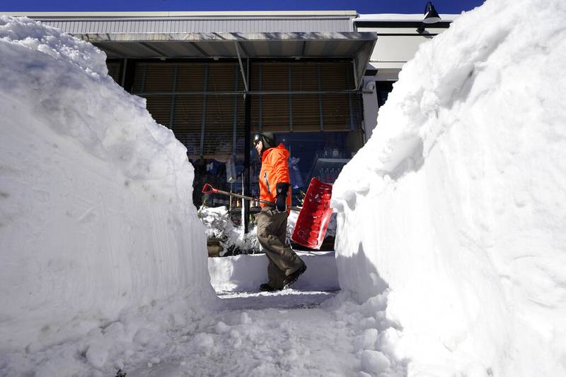 At least 4 dead in U.S. East Coast blizzard