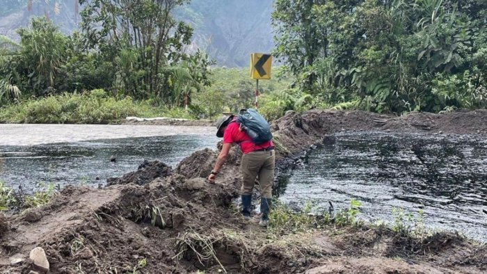 Ecuador monitoring oil leak threatening river in Amazon