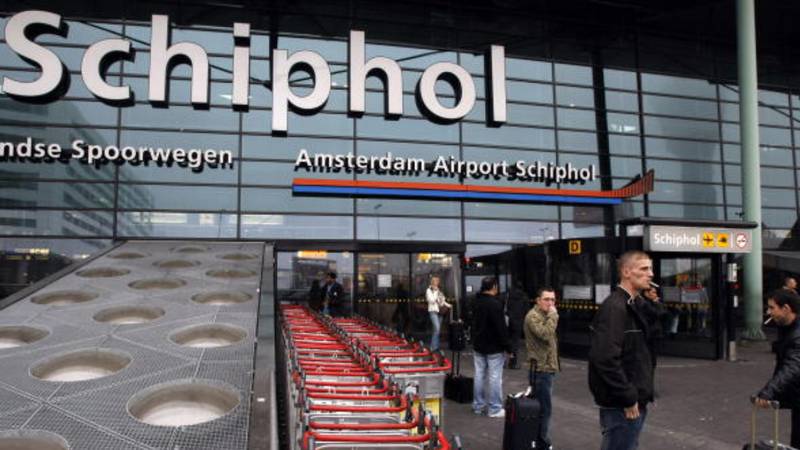 Netherlands: Stowaway smoked out of aircraft nose wheel arriving from South AFRICA