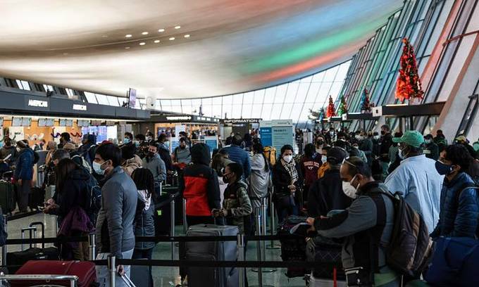 US airport chaos as more than 2,600 flights cancelled due to covid-19, bad weather