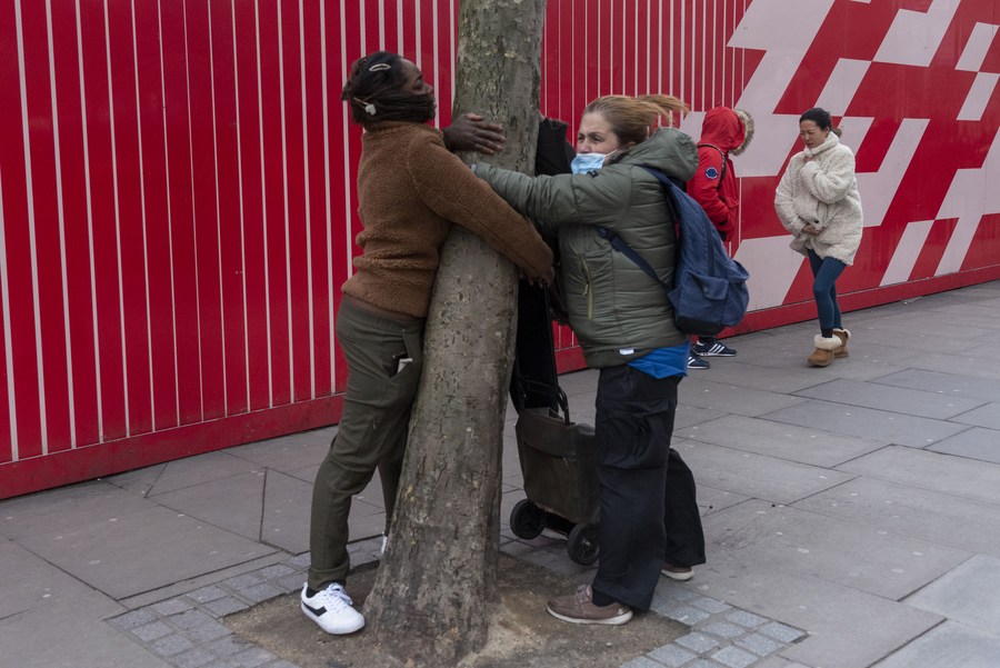 3 killed as record wind batters Britain