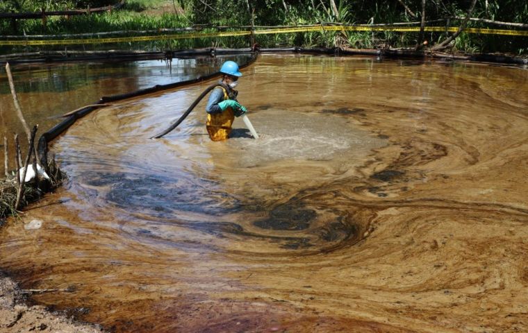 Ecuadorian authorities speak of “major disaster” following oil spill last week