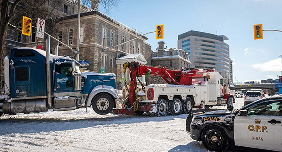 Canada: Police move to clear last anti-vaccine mandate demonstrators in trucker-led protests