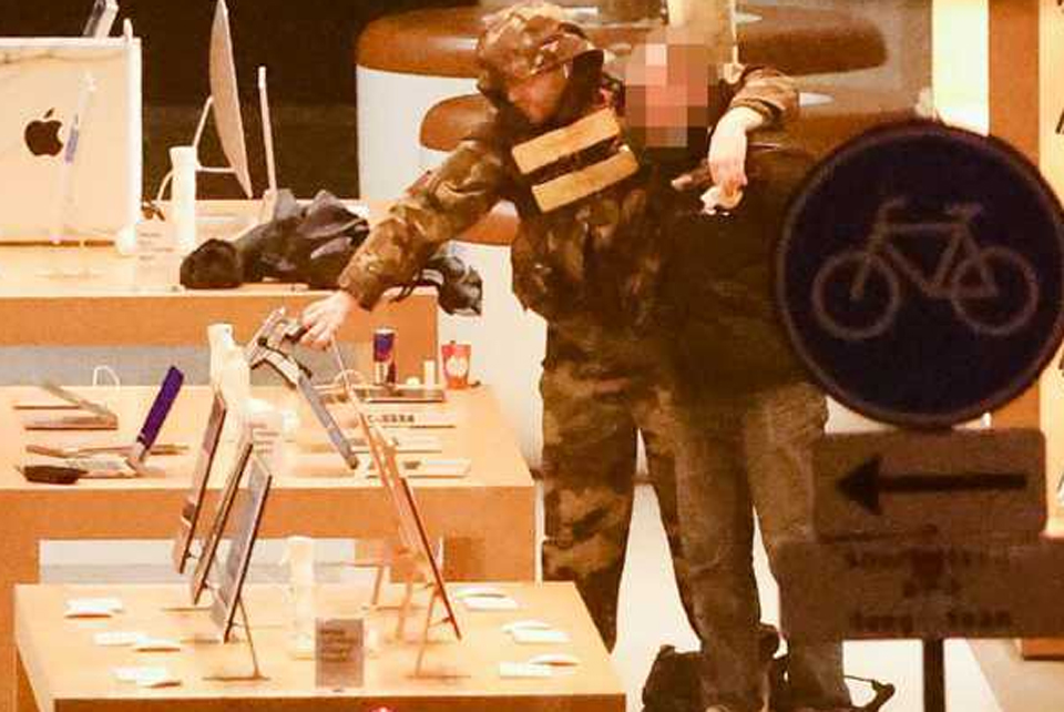 Netherlands: Hostage drama at Amsterdam Apple store ends, gunman overpowered