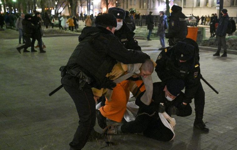 Russia-Ukraine conflict: Reporters arrested in Moscow for covering pro-peace march