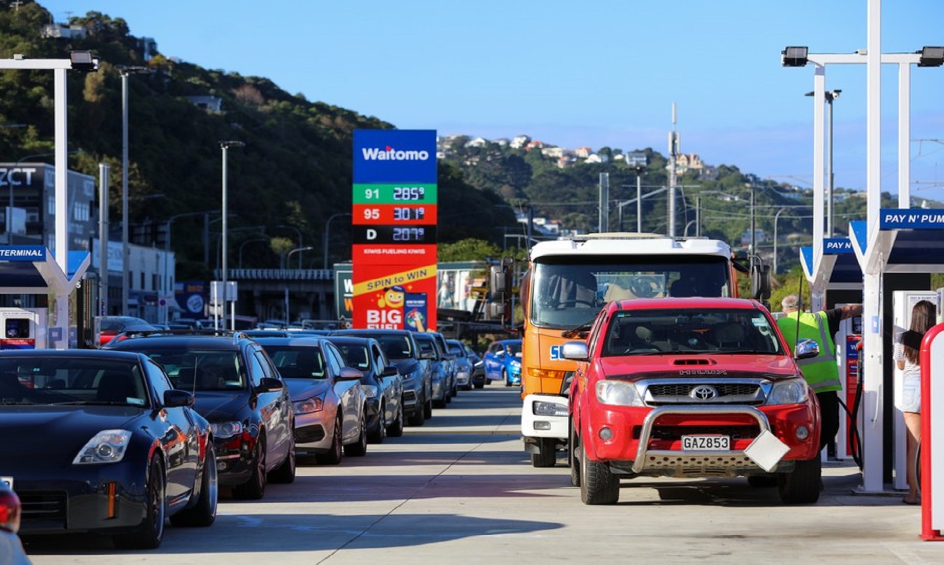 New Zealanders Queue For Petrol, Moment Before Another Hike In Fuel Price