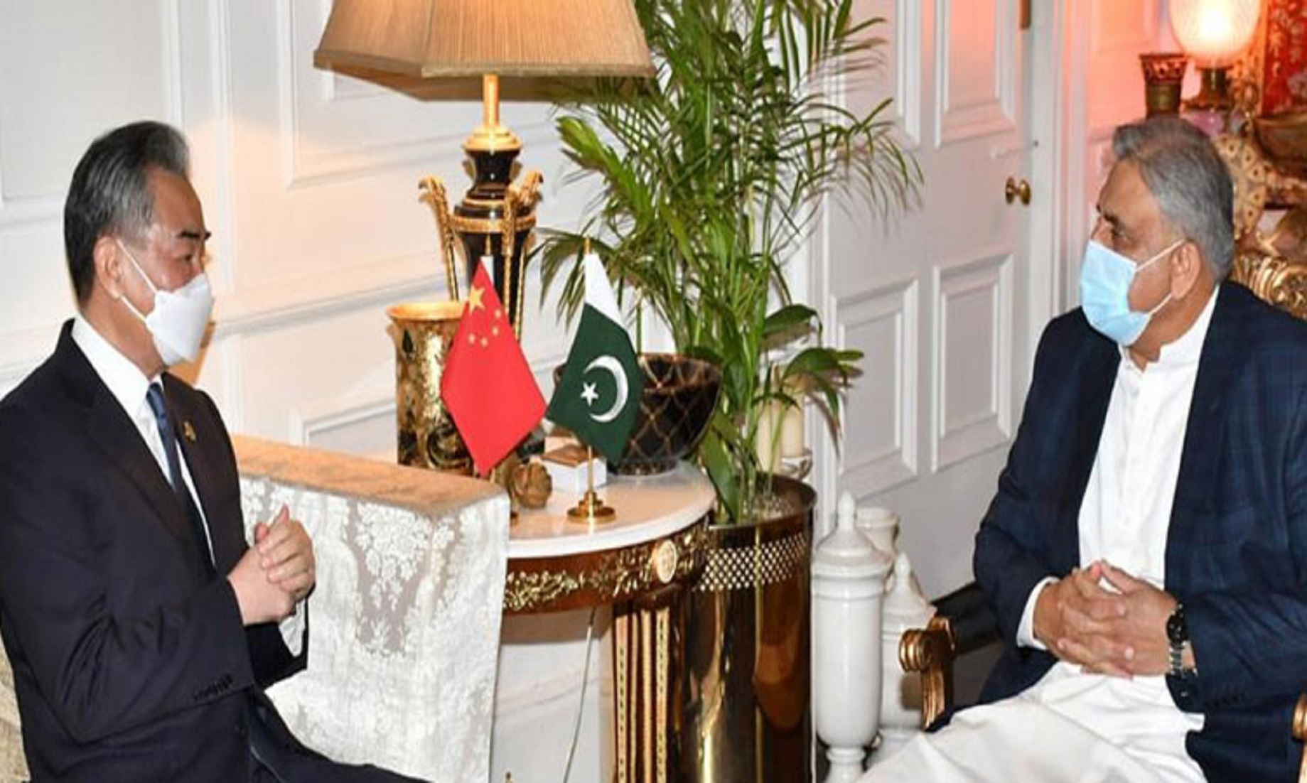 Chinese FM Meets Pakistani Chief Of Army Staff On Ties, Int’l Issues