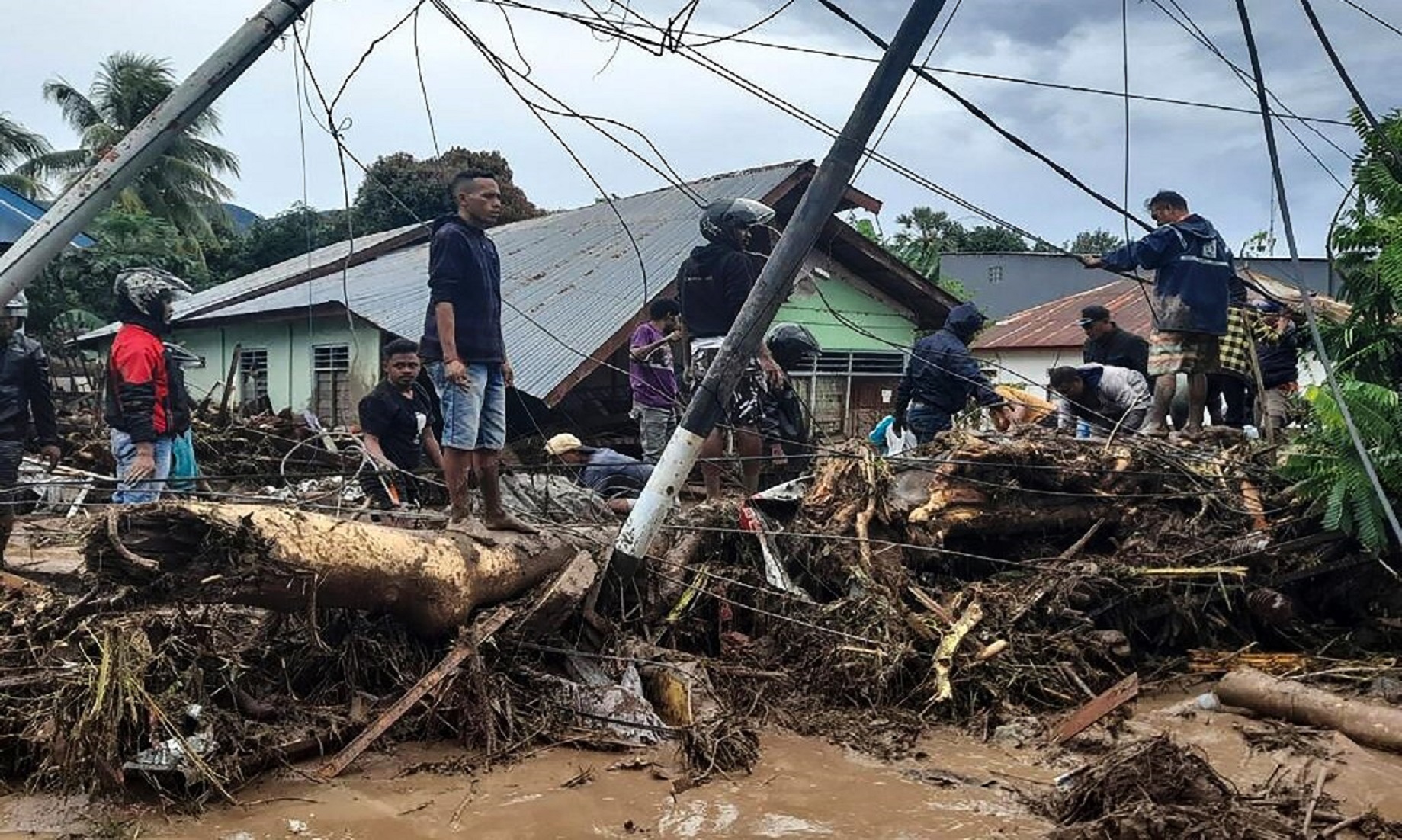 Strong Winds Hit Indonesia’s Capital, Satellite Cities, Killing One