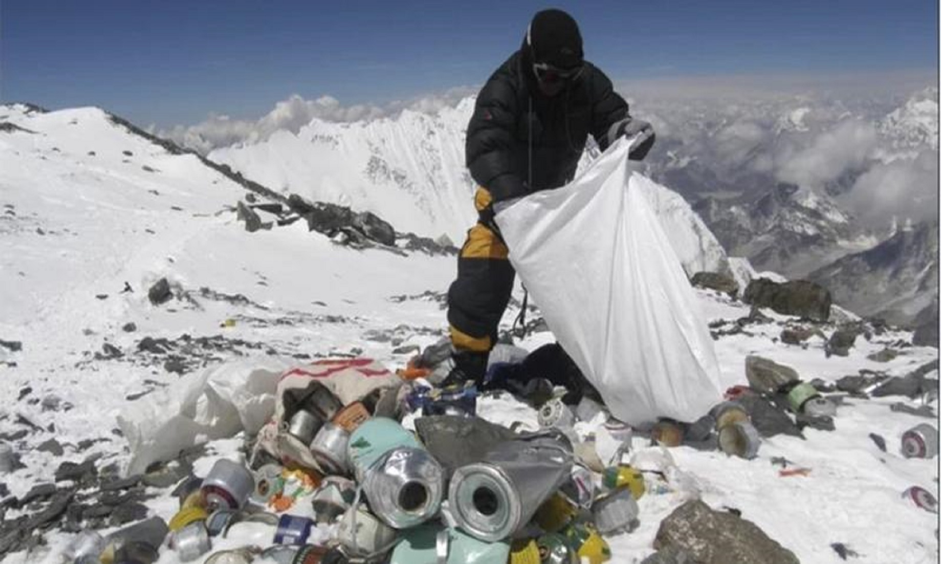 Nepal Army Leads Effort To Clean Mt. Qomolangma And Three Other Mountains