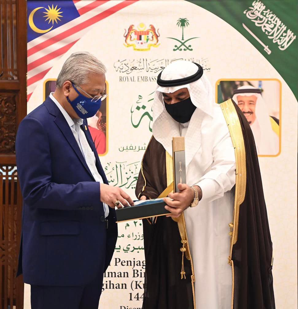 Malaysia receives gifts of Al-Quran, dates from King Salman of Saudi Arabia