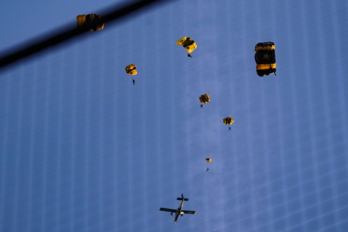 Plane carrying Army parachute team causes evacuation scare at US Capitol