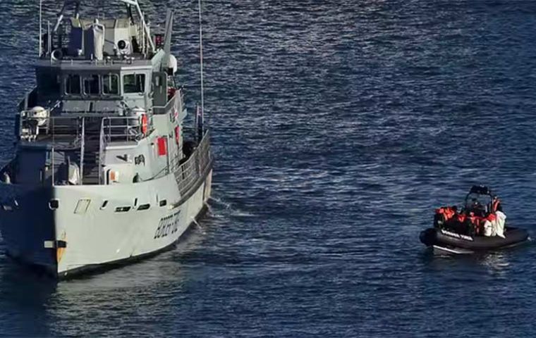 UK: Royal Navy will be responsible for patrolling, intercepting boats with migrants in English Channel