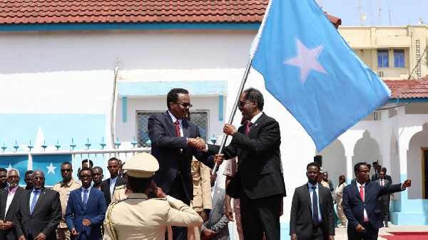 Somalia’s Farmaajo hands over presidency to Mohamoud