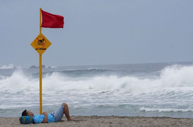 First hurricane of the eastern Pacific season approaches southern Mexico