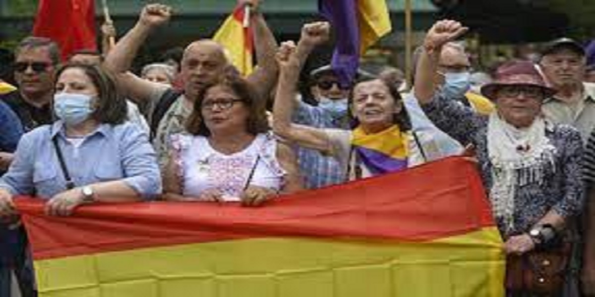 Hundreds protest return of Spain ex-king Juan Carlos