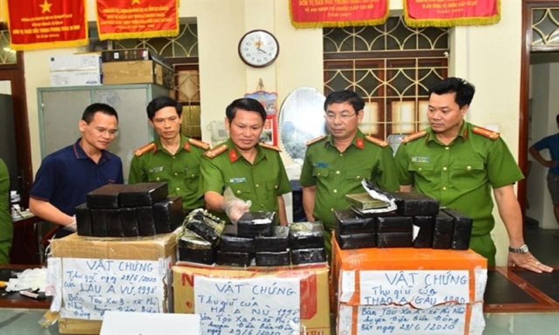 Vietnam Cracks Down On Drug Trafficking Ring, Seizing 10 Cakes Of Heroin