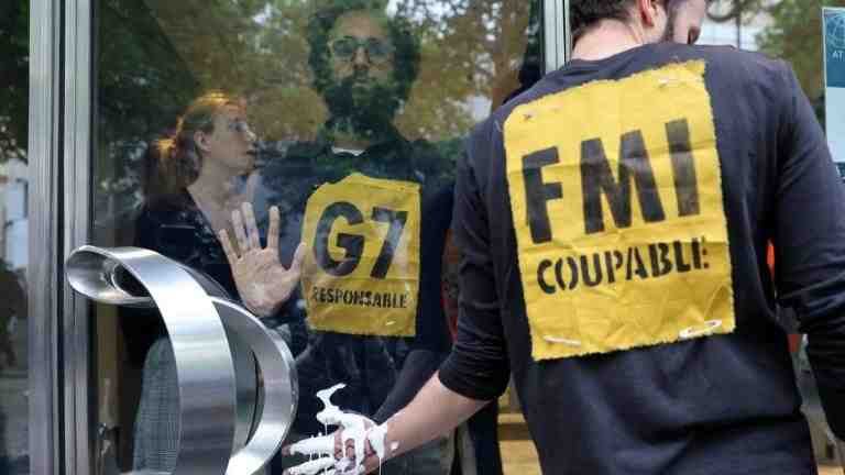 Climate change: Activists block IMF Paris office doors; hundreds protest in Germany