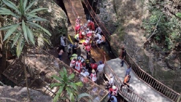 Suspension bridge collapses in Cuernavaca, Mexico, 25 injured