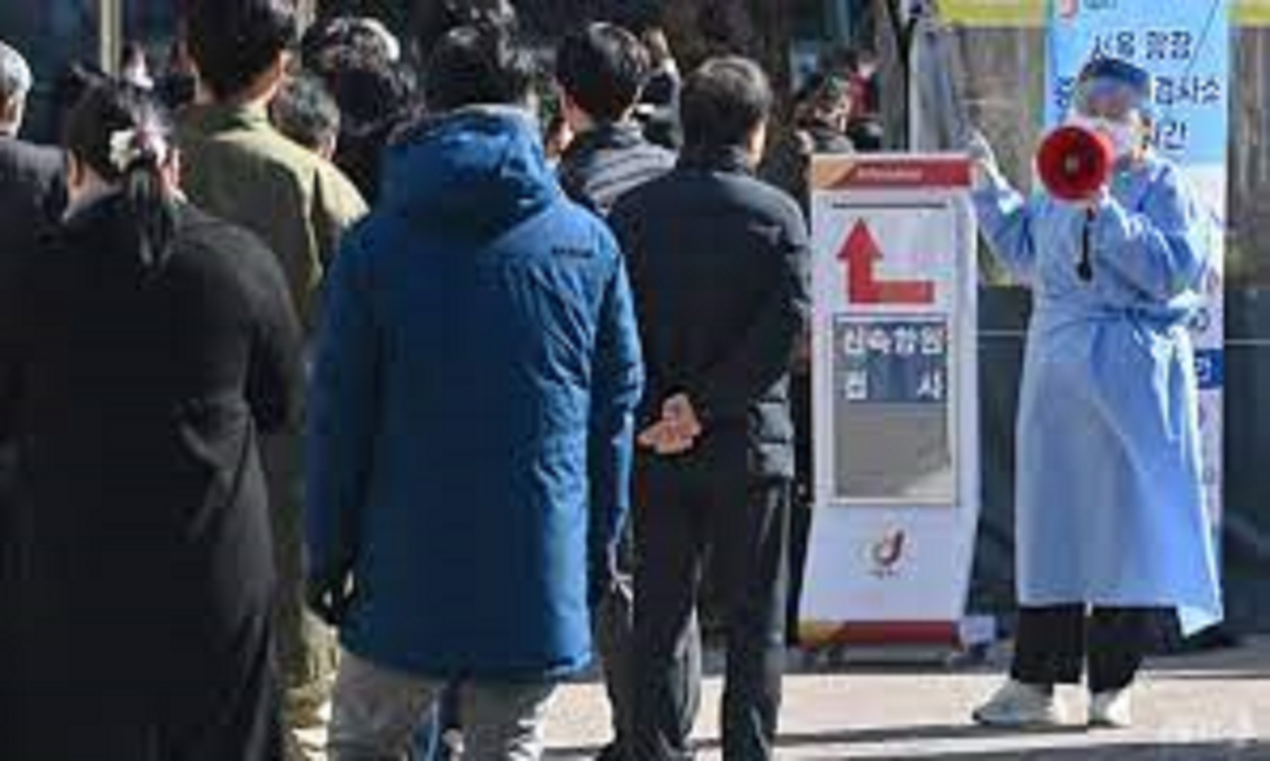 S.Korea Reports 9,898 New COVID-19 Cases