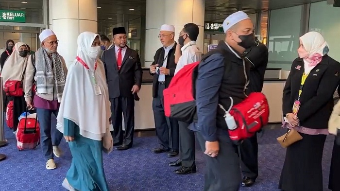 First group of Malaysian haj pilgrims arrive home safely