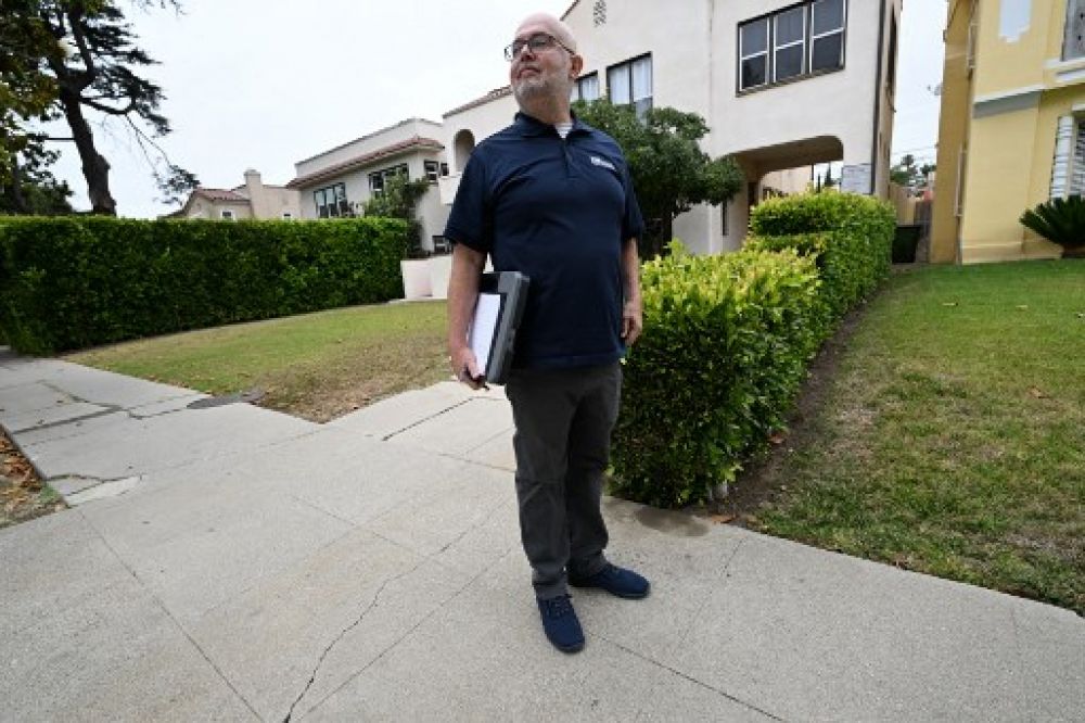 ‘Water police’ patrol drought-hit Los Angeles streets