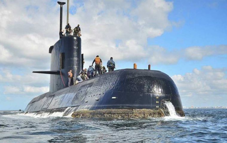 Argentine minister off on European tour to buy new submarine