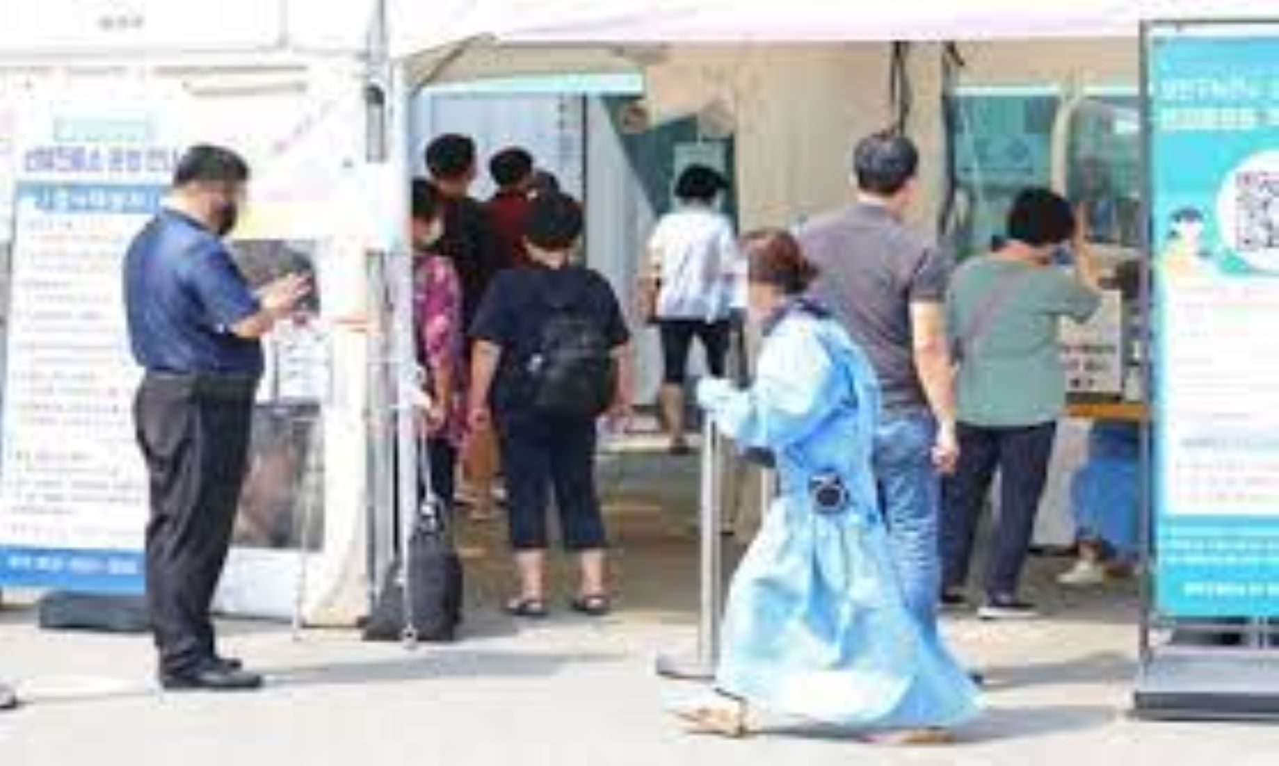 S.Korea Reports 76,402 New COVID-19 Cases