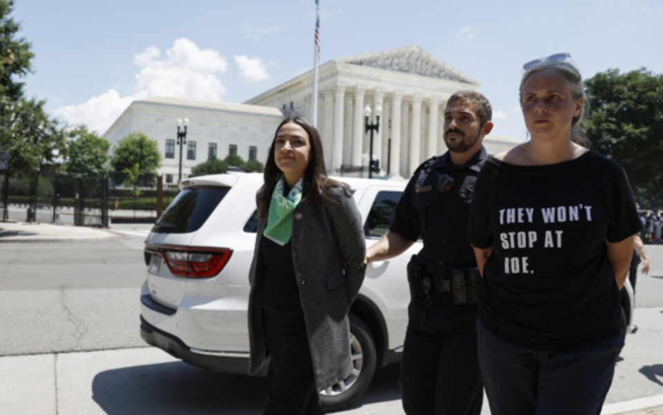 US: Police arrest 17 lawmakers at abortion rights protest outside Supreme Court