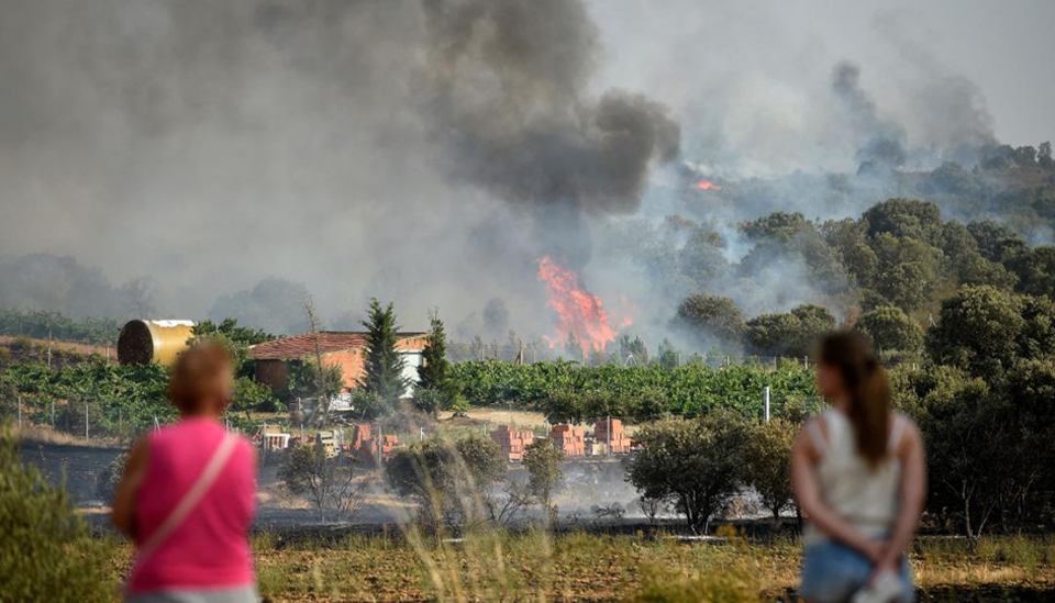 Update: Outdoor workers seek protection as heatwave scorches Europe