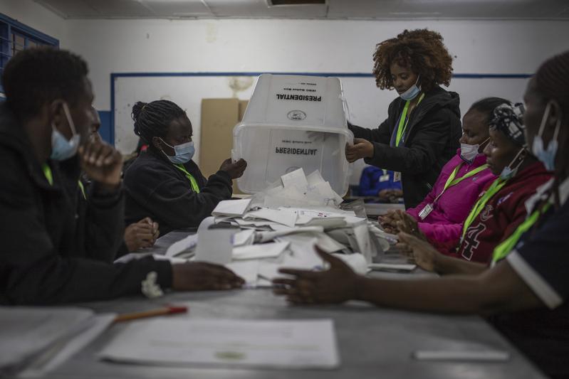 Kenya election: Provisional results show tight race amid low turnout