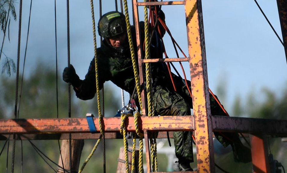 Soldier makes brief descent into Mexico mine where workers trapped