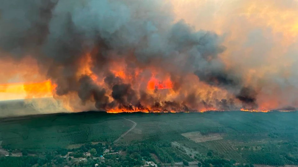 Firefighters battle blazes in southeast France