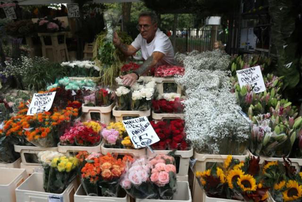 UK: Florists prepare for soaring sales ahead of queen’s funeral