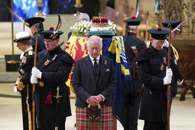 UK: Royals stage vigil as mourners stream by queen’s coffin