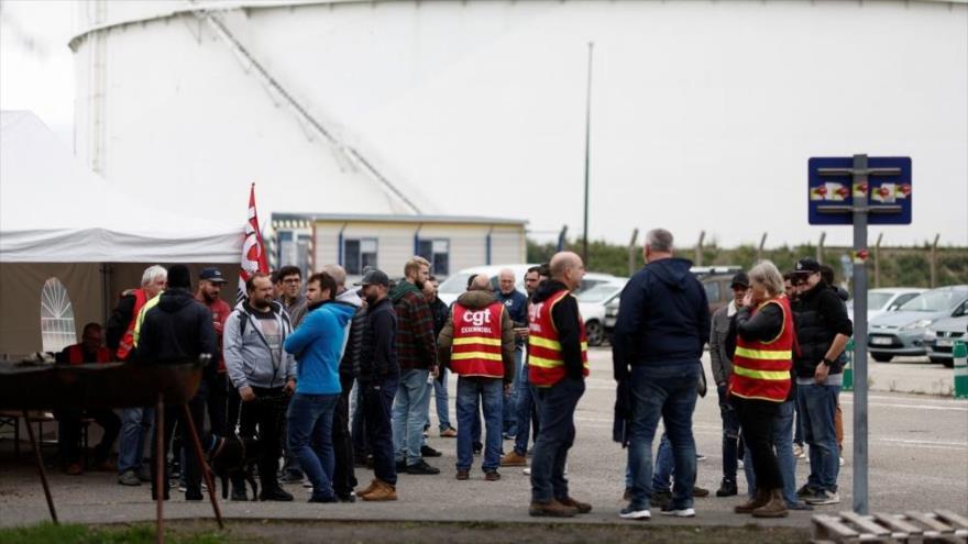 French unions go on strike demanding salary increase