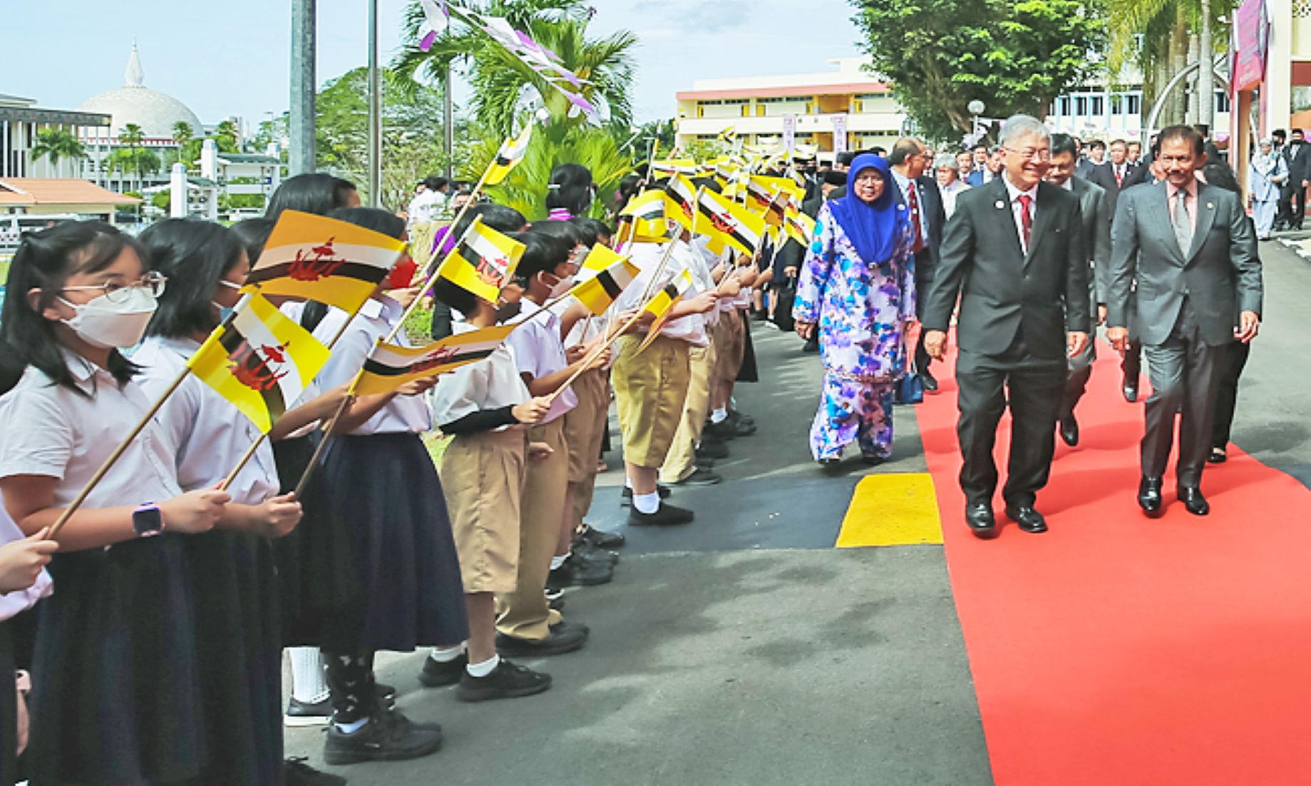 Brunei’s Sultan Congratulated Local Chinese School’s 100th Anniversary