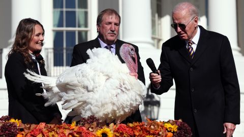 US: Pres Biden pardons Thanksgiving turkeys