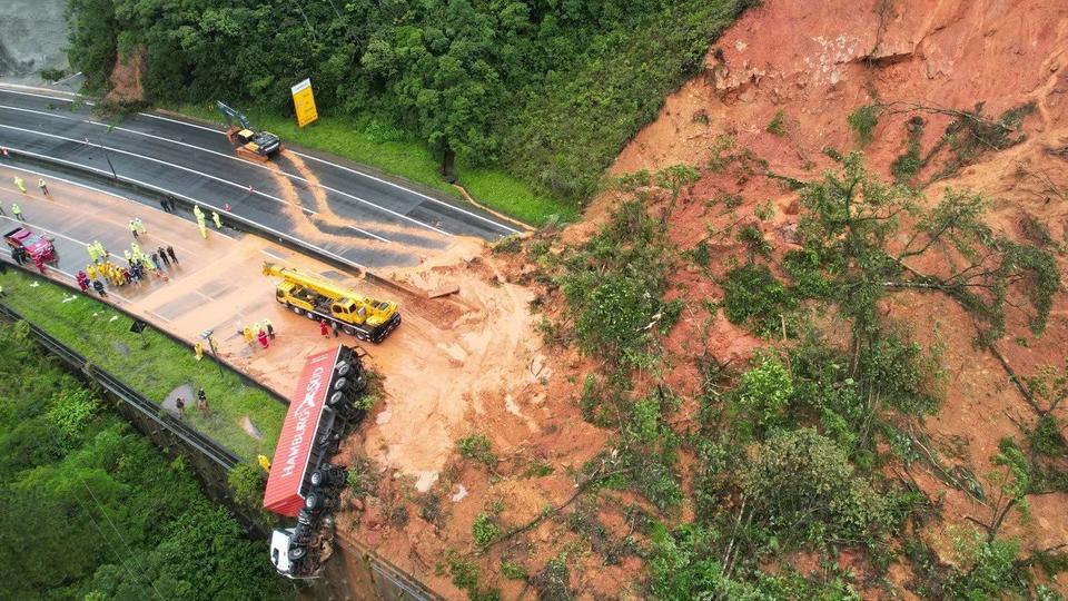 Landslide hits Brazilian highway, kills 2, leaves 30-50 missing