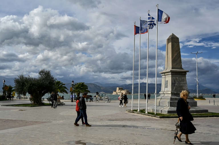 Sunlit Greece seeks to lure Europeans amid winter energy crisis