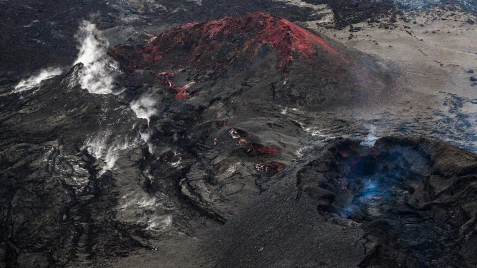 Hawaii volcano goes quiet after spectacular display