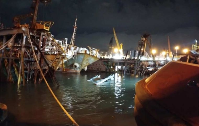 Paraguay: Ships sink in Montevideo Port dock collapse