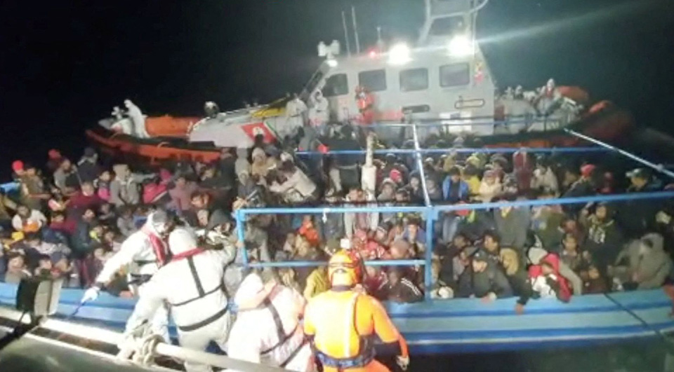 Migrants in peril rescued by Italy coastguard: charity