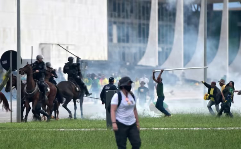 Brazil: Pres Lula slams far-right ‘terrorism’ as security forces clears protest camps set up by supporters of former president Bolsonaro; 1,500 arrested