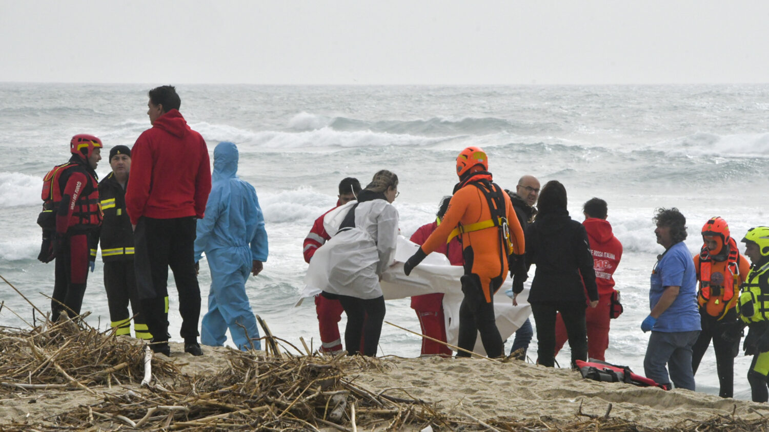 At least 59 migrants dead in shipwreck off Italy