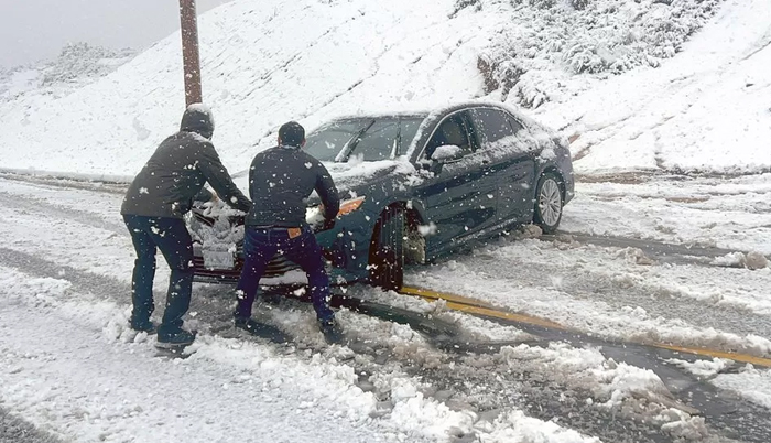 US: California rare winter storm brings flooding and leaves thousands without power