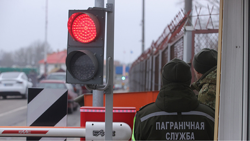 Belarus hits back after Poland closes border checkpoint