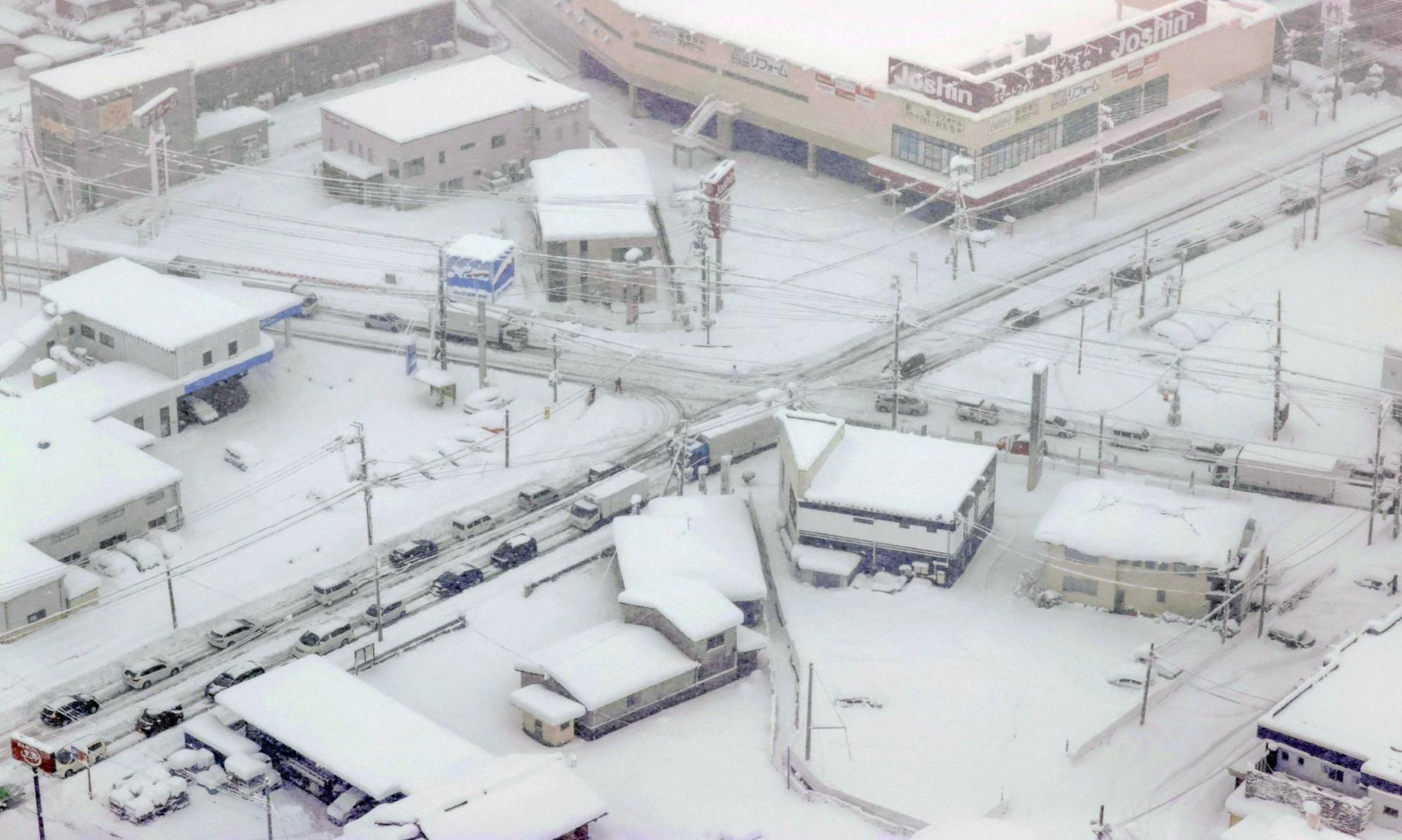 Heavy Snow Disrupts Transportation In Tokyo, Warning Issued