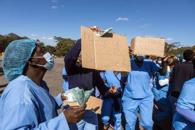 Zimbabwe to offer public servants 100% pay rise