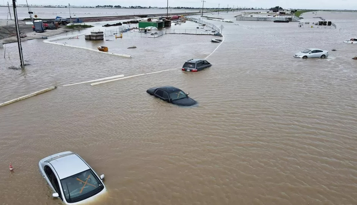 US: California battles heavy floods with more rain and wind to come